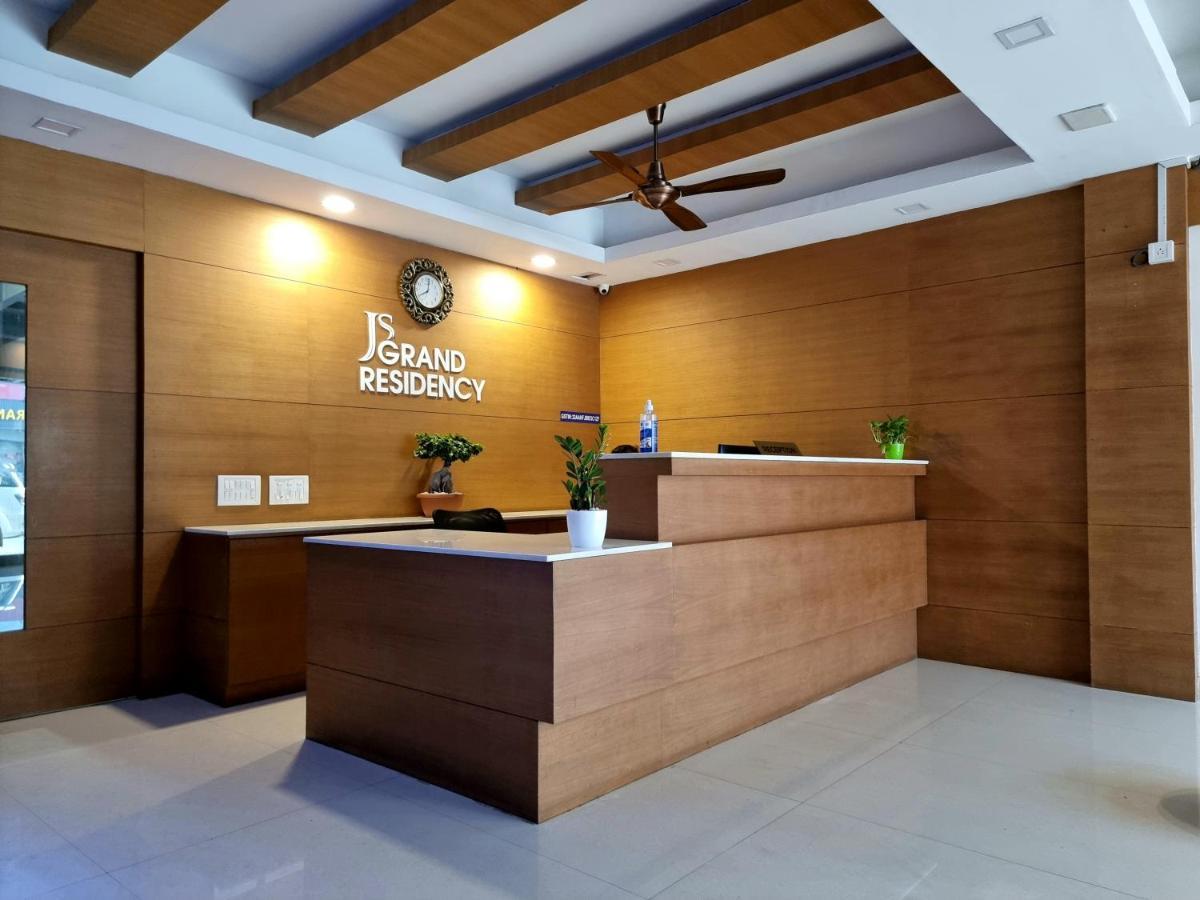 Js Grand Residency Hotell Palakkad Exteriör bild