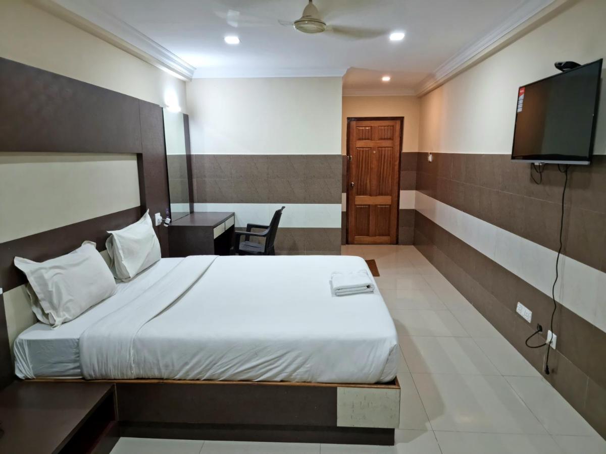 Js Grand Residency Hotell Palakkad Exteriör bild
