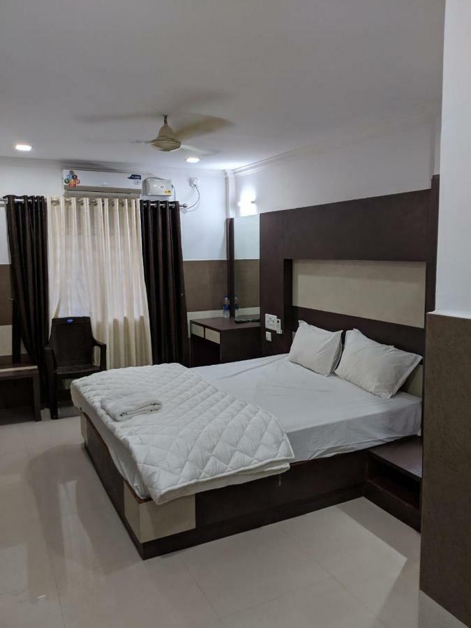 Js Grand Residency Hotell Palakkad Exteriör bild
